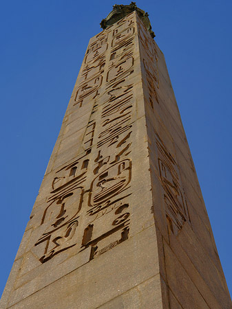 Obelisk vor dem Palazzo Montecitorio Foto 