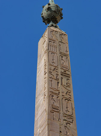 Obelisk vor dem Palazzo Montecitorio Foto 