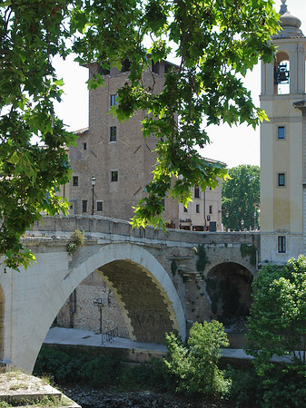 Ponte Fabricio zwischen Bäumen