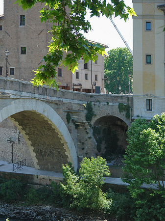 Fotos Ponte Fabricio zwischen Bäumen