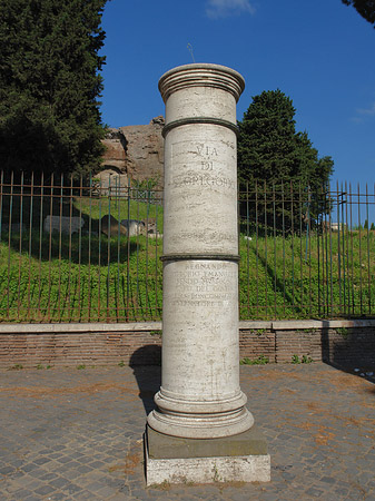 Säule mit Straßennamen