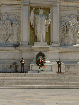 Foto Wache vor dem Monument
