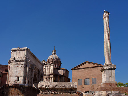 Fotos Phokassäule mit der Curia Iulia | Rom