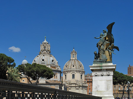 Fotos Statue vor der Santa Maria Loreto