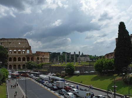 Kolosseum mit Straße Foto 
