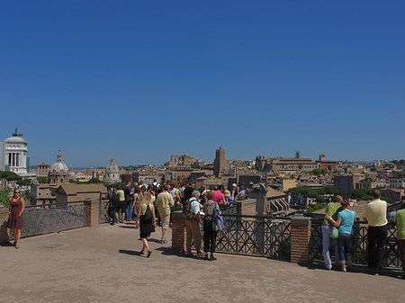 Menschen am Forum Romanum Foto 
