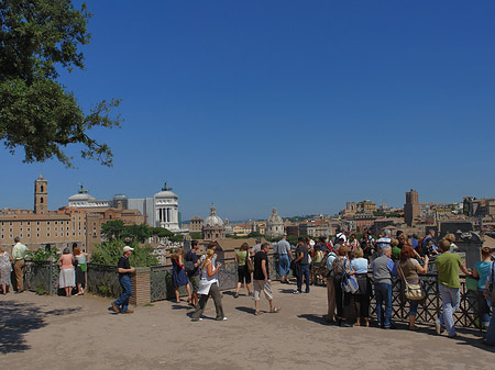 Menschen am Forum Romanum Foto 