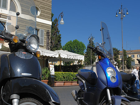 Mofas an der Piazza del Popolo Foto 