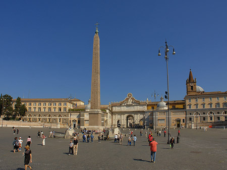 Obelisk mit dem Porta del Popolo Foto 