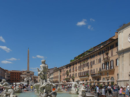 Meeresbrunnen mit Piazza Foto 