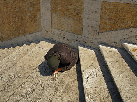 Fotos Arme Frau an der Spanischen Treppe | Rom