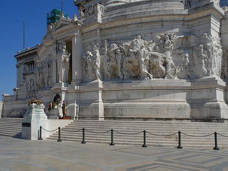 Wache vor dem Monument Fotos